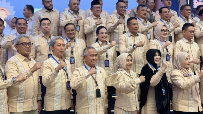 Wali Kota Agustina bersama Wamendagri Bima Arya saat Semarang dinobatkan sebagai kota Transformer. Wali Kota Agustina bersama Wamendagri Bima Arya saat Semarang dinobatkan sebagai kota Transformer.