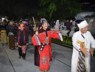 Kontingen Semarang tampil dengan kostum Semarang Night Carnival pada Karnaval Nusantara APEKSI 2026.