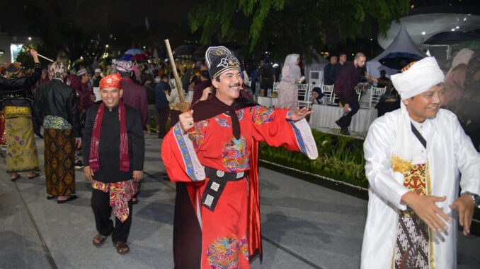 Kontingen Semarang tampil dengan kostum Semarang Night Carnival pada Karnaval Nusantara APEKSI 2026.