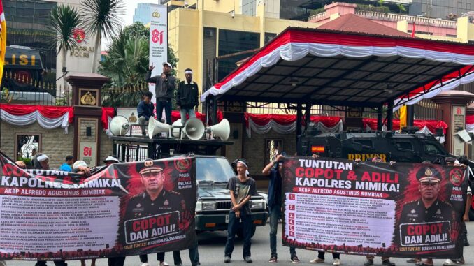Gerakan Mahasiswa Hukum Indonesia (GMHI) mendesak Kapolri mencopot Kapolres Mimika AKBP Alfredo Agustinus Rumbiak atas dugaan beking judi dan kasus penembakan warga.