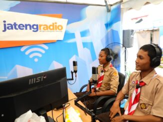 Pengunjung pameran Hari Jadi ke-81 Jawa Tengah antusias mencoba siaran langsung di stan Jateng Radio. Simak pengalaman seru mereka di sini!