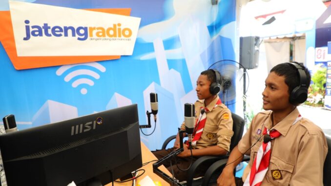 Pengunjung pameran Hari Jadi ke-81 Jawa Tengah antusias mencoba siaran langsung di stan Jateng Radio. Simak pengalaman seru mereka di sini!