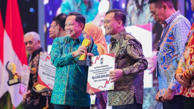 Pemprov Jawa Tengah meraih penghargaan Pengelolaan Sampah dan Lingkungan ASRI 2026 berkat strategi PSEL, RDF, hingga program desa mandiri sampah.