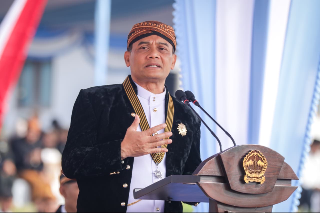 Gubernur Jawa Tengah Ahmad Luthfi memimpin doa bersama untuk korban bencana NTT pada Hari Jadi ke-81 Jateng di Boyolali, serta komitmen kirim bantuan lanjutan.
