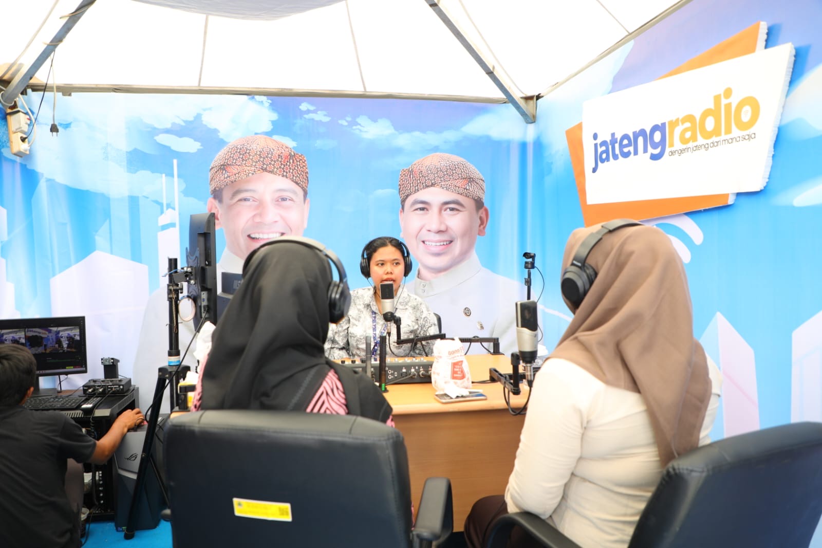 Pengunjung pameran Hari Jadi ke-81 Jawa Tengah antusias mencoba siaran langsung di stan Jateng Radio. Simak pengalaman seru mereka di sini!