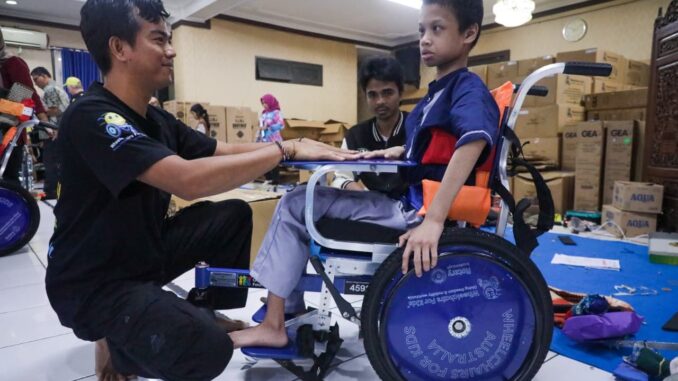 Bantuan kursi roda adaptif bagi anak disabilitas di Jateng disalurkan kepada 181 penerima, disertai pengukuran dan pendampingan terapi. Bantuan kursi roda adaptif bagi anak disabilitas di Jateng disalurkan kepada 181 penerima, disertai pengukuran dan pendampingan terapi.