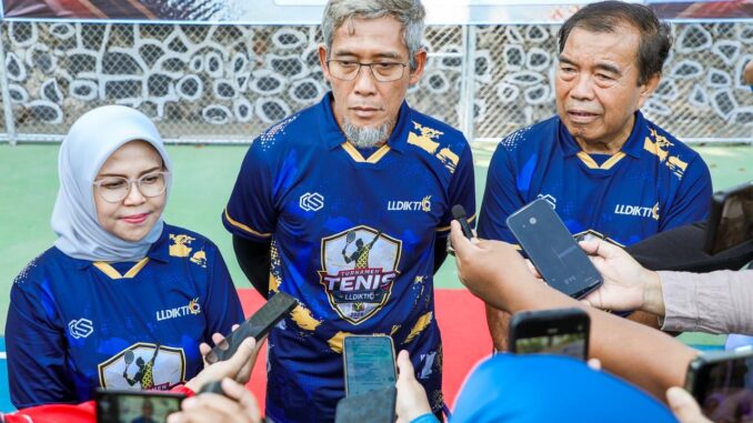 Sekda Jateng Sumarno mendorong perguruan tinggi se-Jawa Tengah perkuat kolaborasi demi memajukan kualitas pendidikan tinggi saat membuka turnamen tenis LLDIKTI VI.
