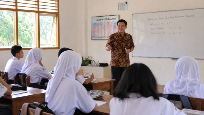 Pemerintah resmi mengalihkan status guru PPPK menjadi pegawai pusat mulai 2027. Simak skema pengangkatan hingga peluang PPPK diangkat menjadi PNS.
