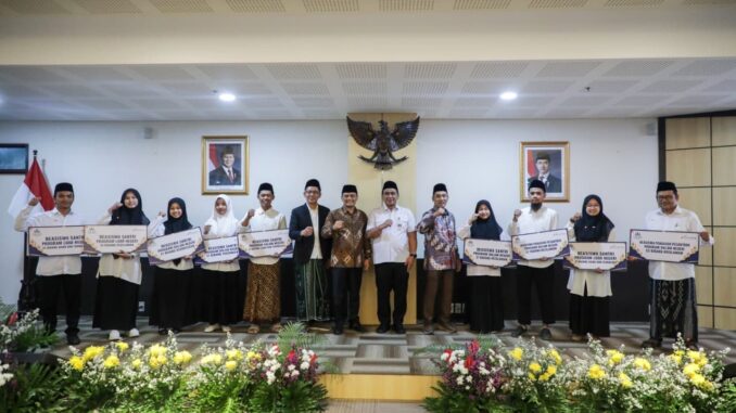 Peringati Hari Jadi ke-81 Jateng: Beasiswa Santri dan Pengasuh Pesantren Pemprov Jateng untuk kuliah S1–S3 di dalam maupun luar negeri via Pesantren Obah. Peringati Hari Jadi ke-81 Jateng: Beasiswa Santri dan Pengasuh Pesantren Pemprov Jateng untuk kuliah S1–S3 di dalam maupun luar negeri via Pesantren Obah.
