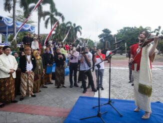 Antea Putri Turki, cicit keponakan WR Soepratman, memukau peserta upacara Hari Jadi ke-81 Jawa Tengah di Boyolali lewat lagu Indonesia Raya 3 Stanza.