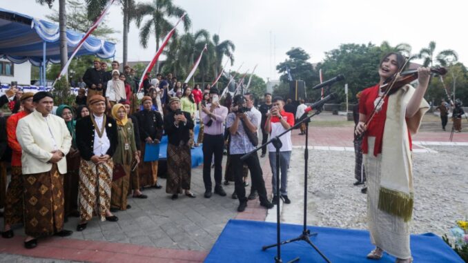 Antea Putri Turki, cicit keponakan WR Soepratman, memukau peserta upacara Hari Jadi ke-81 Jawa Tengah di Boyolali lewat lagu Indonesia Raya 3 Stanza.