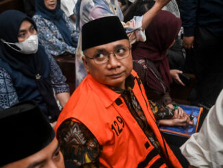 Yaqut Cholil Qoumas mengenakan rompi tahanan KPK saat mengikuti sidang perdana perkara kuota haji di Pengadilan Tipikor Jakarta.