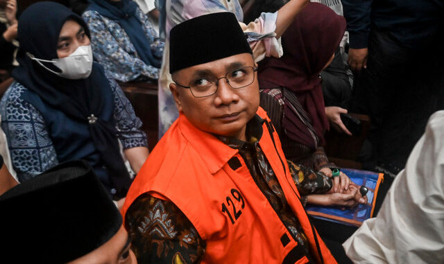 Yaqut Cholil Qoumas mengenakan rompi tahanan KPK saat mengikuti sidang perdana perkara kuota haji di Pengadilan Tipikor Jakarta.