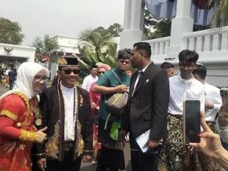 Menteri ESDM Bahlil Lahadalia jadi primadona usai Upacara HUT ke-81 RI di Istana Merdeka. Warga berdesakan minta swafoto seiring viralnya lagu Mas Bahlil Ganteng.