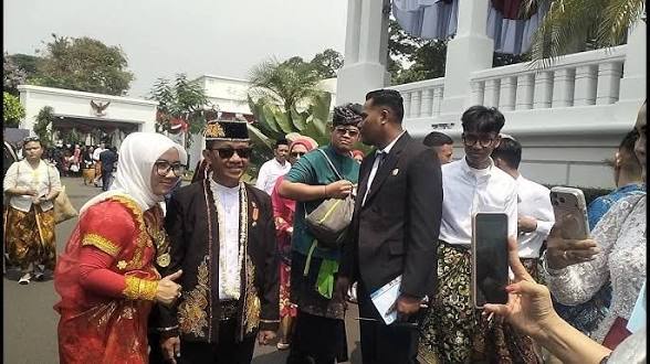 Menteri ESDM Bahlil Lahadalia jadi primadona usai Upacara HUT ke-81 RI di Istana Merdeka. Warga berdesakan minta swafoto seiring viralnya lagu Mas Bahlil Ganteng.
