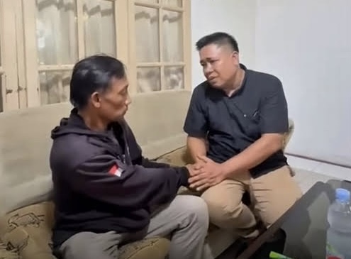 Sopir Alphard yang viral usai menghantam motor ojek menggunakan batu di Bintaro meminta maaf secara langsung dan berjanji mengganti seluruh kerusakan.