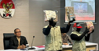 Pelaksana Tugas Direktur Penyidikan Komisi Pemberantasan Korupsi Achmad Taufik Husein (kiri) mempersilakan dua petugas menunjukkan barang bukti kasus dugaan korupsi dalam penerimaan mahasiswa baru Universitas Jenderal Soedirman (Unsoed), di Gedung Merah Putih KPK, Jakarta, Jumat (21/8/2026). (ANTARA FOTO)