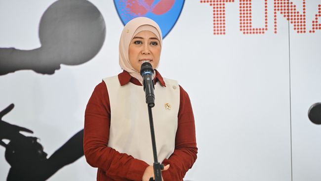 Menkomdigi Meutya Hafid soroti kasus warga Mentawai yang dipidana akibat menjual akses Starlink. Komdigi dorong langkah solutif dan pembinaan perizinan.