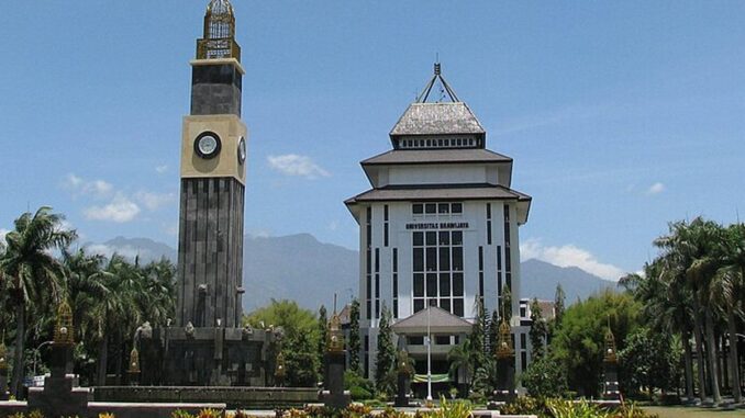 Sebanyak 7 perguruan tinggi Indonesia berhasil naik peringkat dalam QS WUR 2027. Universitas Brawijaya melesat 64 posisi, disusul Unpad, UGM, Unair, dan ITS.