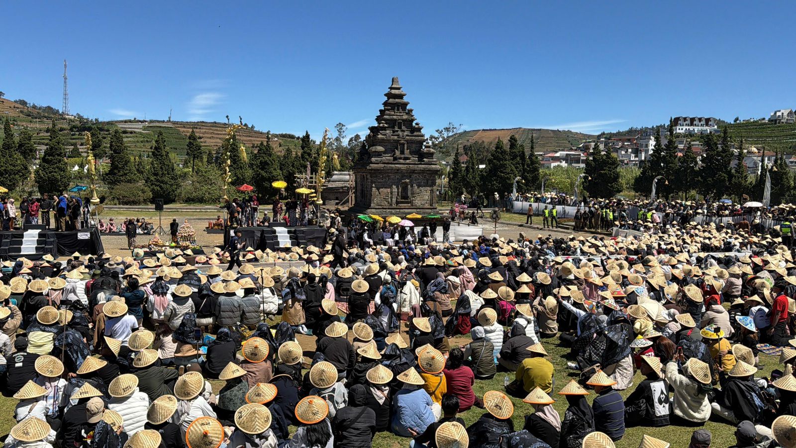 Kemeriahan Dieng Culture Festival 2026 menghadirkan perpaduan tradisi ritual Ruwatan Cukur Rambut Gimbal dan panggung Jazz Atas Awan di Negeri Atas Awan.
