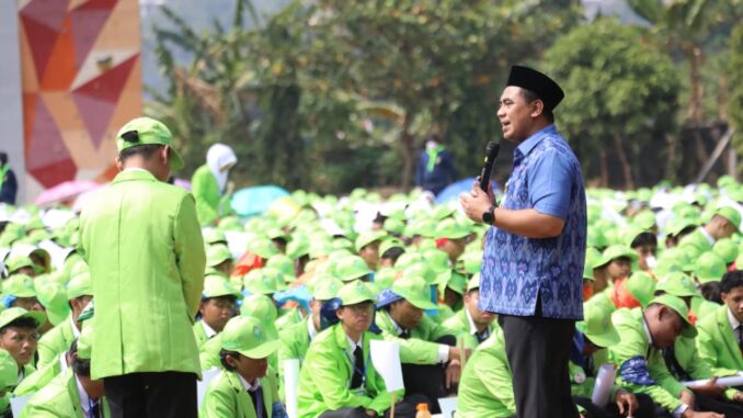 Maba UIN Walisongo Semarang saat menyampaikan aspirasi nasib pengajar. Wagub Jateng Taj Yasin Maimoen menegaskan komitmen kesejahteraan guru. Maba UIN Walisongo Semarang saat menyampaikan aspirasi nasib pengajar. Wagub Jateng Taj Yasin Maimoen menegaskan komitmen kesejahteraan guru.
