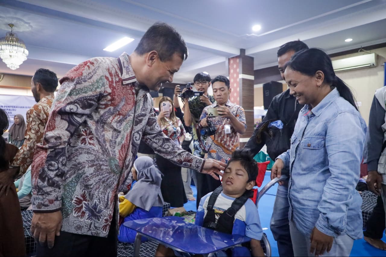 Bantuan kursi roda adaptif bagi anak disabilitas di Jateng disalurkan kepada 181 penerima, disertai pengukuran dan pendampingan terapi.