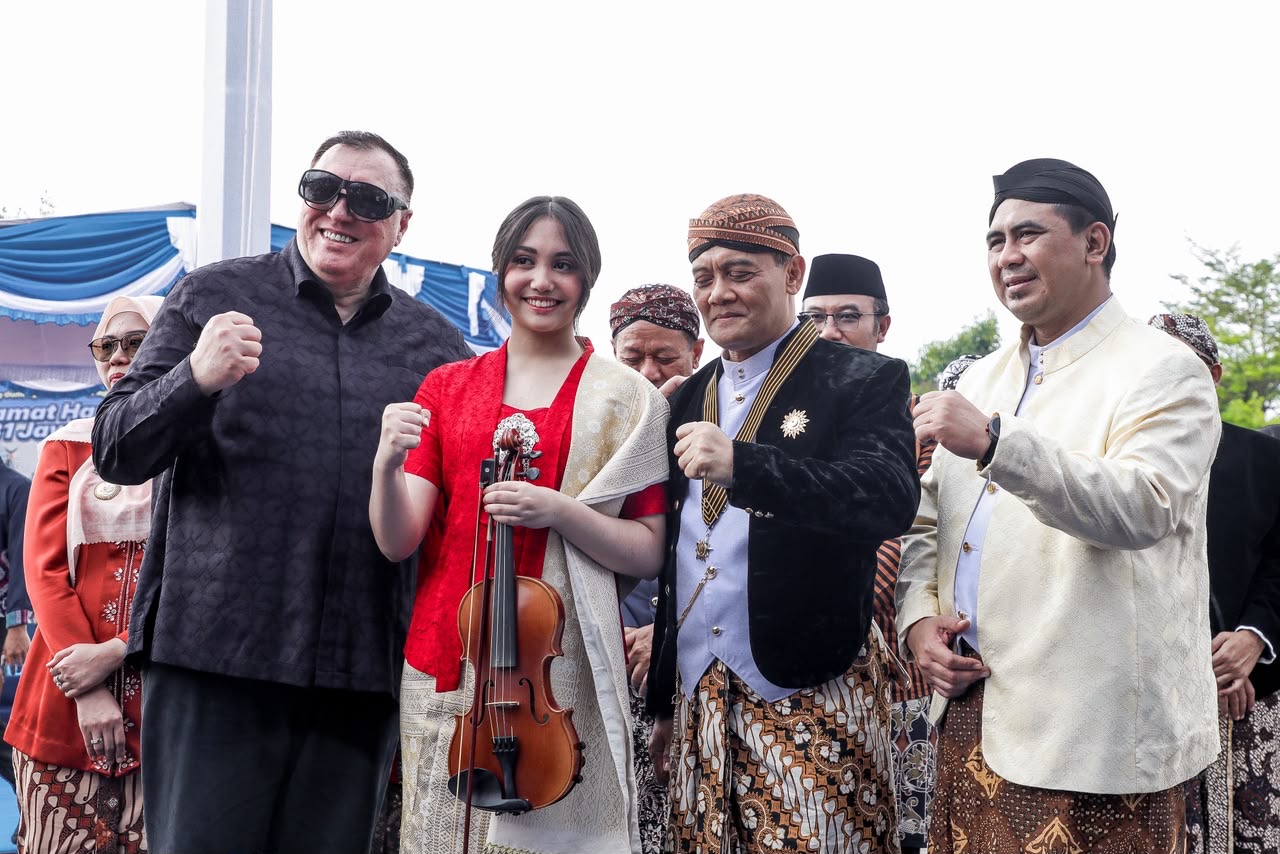 Antea Putri Turki, cicit keponakan WR Soepratman, memukau peserta upacara Hari Jadi ke-81 Jawa Tengah di Boyolali lewat lagu Indonesia Raya 3 Stanza.