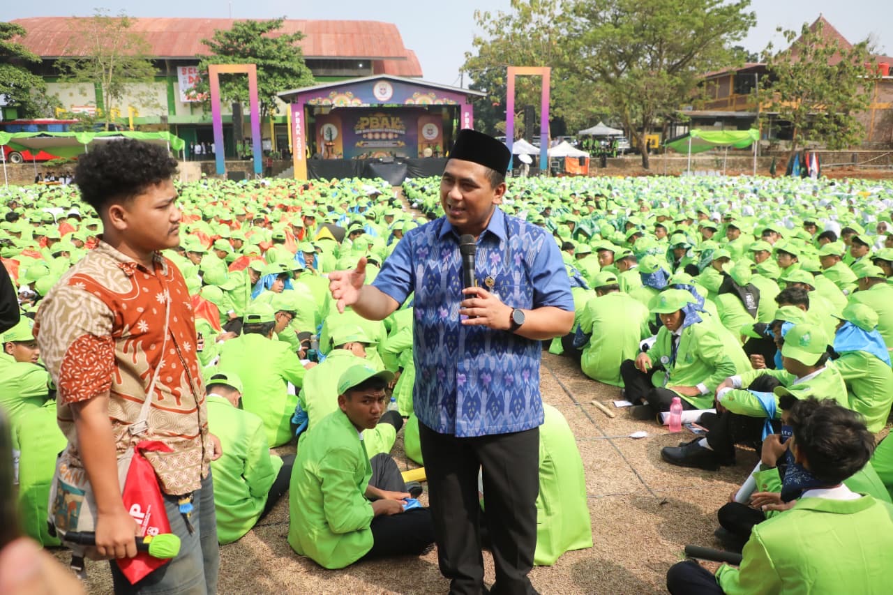 Maba UIN Walisongo Semarang saat menyampaikan aspirasi nasib pengajar. Wagub Jateng Taj Yasin Maimoen menegaskan komitmen kesejahteraan guru.