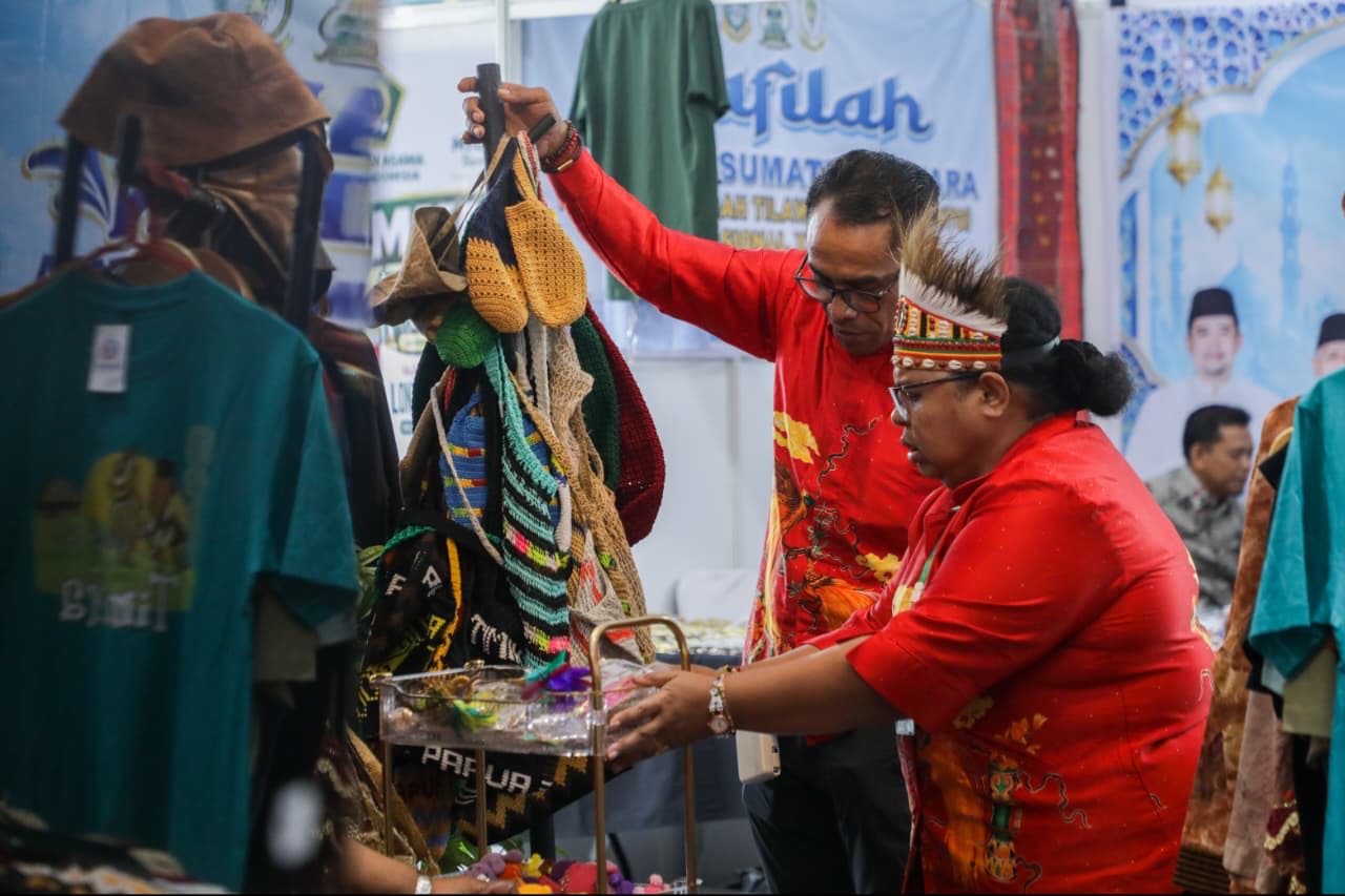 Pameran Serambi Nusantara di MTQ Nasional 2026 Semarang diserbu pengunjung. Pelaku UMKM dari Papua hingga NTB kewalahan melayani pembeli.