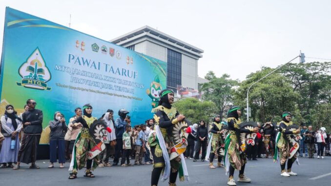 Kemeriahan Pawai Ta'aruf MTQ Nasional XXXI 2026 di Semarang menghadirkan 46 defile pakaian adat dan atraksi budaya dari seluruh provinsi di Indonesia.