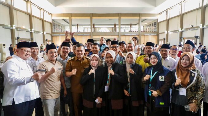 Gubernur Jateng Ahmad Luthfi menyaksikan langsung perjuangan kafilah Jawa Tengah cabang Fahmil Al-Qur’an putri di MTQ Nasional XXXI 2026 hingga lolos semifinal.