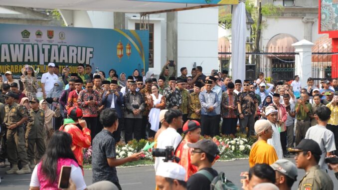 2cce1151-da65-482d-be76-f669fb36d891 Ribuan kafilah dari 38 provinsi memadati Kota Semarang dalam Pawai Ta’aruf MTQ Nasional XXXI 2026. Simak kemeriahan dan tanggapan Wali Kota Agustina Wilujeng.