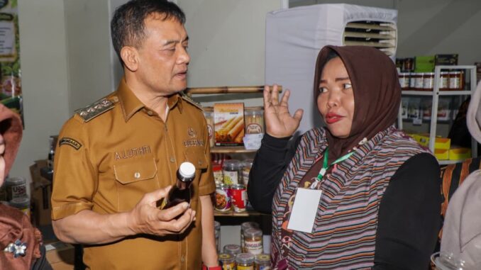 Pameran Serambi Nusantara di MTQ Nasional 2026 Semarang diserbu pengunjung. Pelaku UMKM dari Papua hingga NTB kewalahan melayani pembeli.
