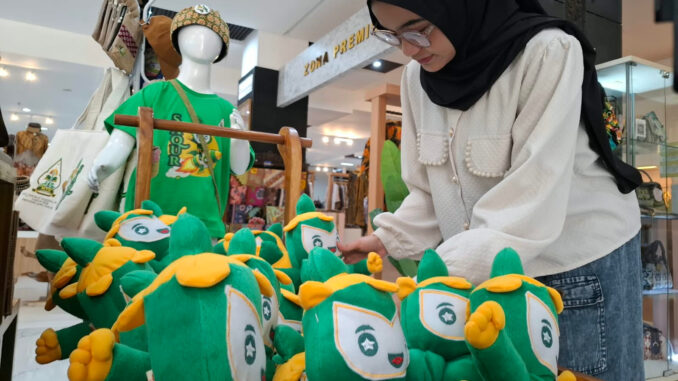 Berburu suvenir resmi MTQ Nasional XXXI 2026 di Dekranasda Store Jateng. Ada maskot Saqur, kaus, hingga kerajinan IKM dengan harga mulai Rp8.000. Berburu suvenir resmi MTQ Nasional XXXI 2026 di Dekranasda Store Jateng. Ada maskot Saqur, kaus, hingga kerajinan IKM dengan harga mulai Rp8.000.
