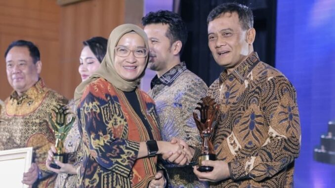 Pemprov Jateng sukses meraih penghargaan Layanan Investasi Terbaik di Anugerah Layanan Investasi (ALI) 2026. Realisasi investasi Jateng tembus Rp59,94 triliun.