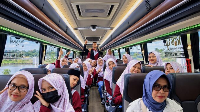 Kafilah Papua Barat Daya puji penyambutan hangat Pemprov Jateng pada MTQ Nasional. Pengalungan selendang rajut Jepara jadi simbol keakraban.