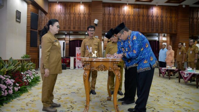 Wali Kota Semarang Agustina Wilujeng melakukan rotasi pejabat Pemkot Semarang. Disdukcapil dan BKPP diminta perkuat data warga serta manajemen talenta ASN.