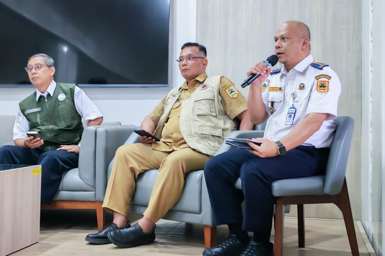 Pemprov Jateng siapkan rute alternatif darat dan perpanjang jam operasional Bandara Ahmad Yani untuk kafilah MTQ akibat dampak erupsi Anak Krakatau.