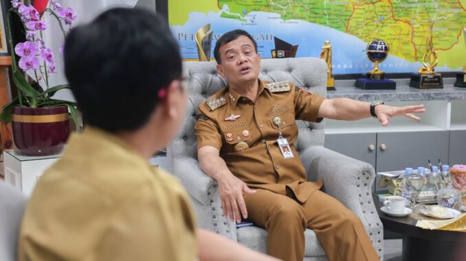 Stok beras di Jawa Tengah surplus 1,5 juta ton, tetapi harga di tingkat pengecer justru naik. Gubernur Ahmad Luthfi instruksikan Satgas dan Bulog lakukan intervensi pasar.