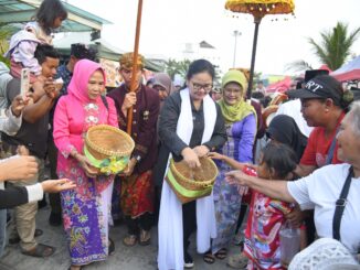 Wali Kota Semarang Agustina Wilujeng mengenalkan tradisi Nostalgia Dugderan dan Roti Ganjel Rel kepada para kafilah MTQ Nasional XXXI 2026 di Alun-Alun Kauman.
