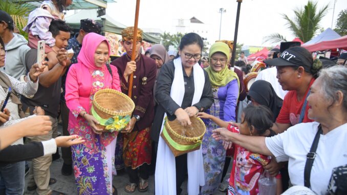 Wali Kota Semarang Agustina Wilujeng mengenalkan tradisi Nostalgia Dugderan dan Roti Ganjel Rel kepada para kafilah MTQ Nasional XXXI 2026 di Alun-Alun Kauman.