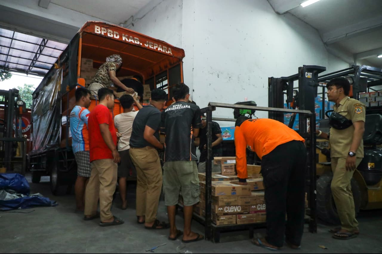 Pemprov Jawa Tengah kembali menyalurkan bantuan tahap kedua bagi korban gempa NTT. Pengiriman diprioritaskan untuk pemenuhan kebutuhan pangan dan sandang.