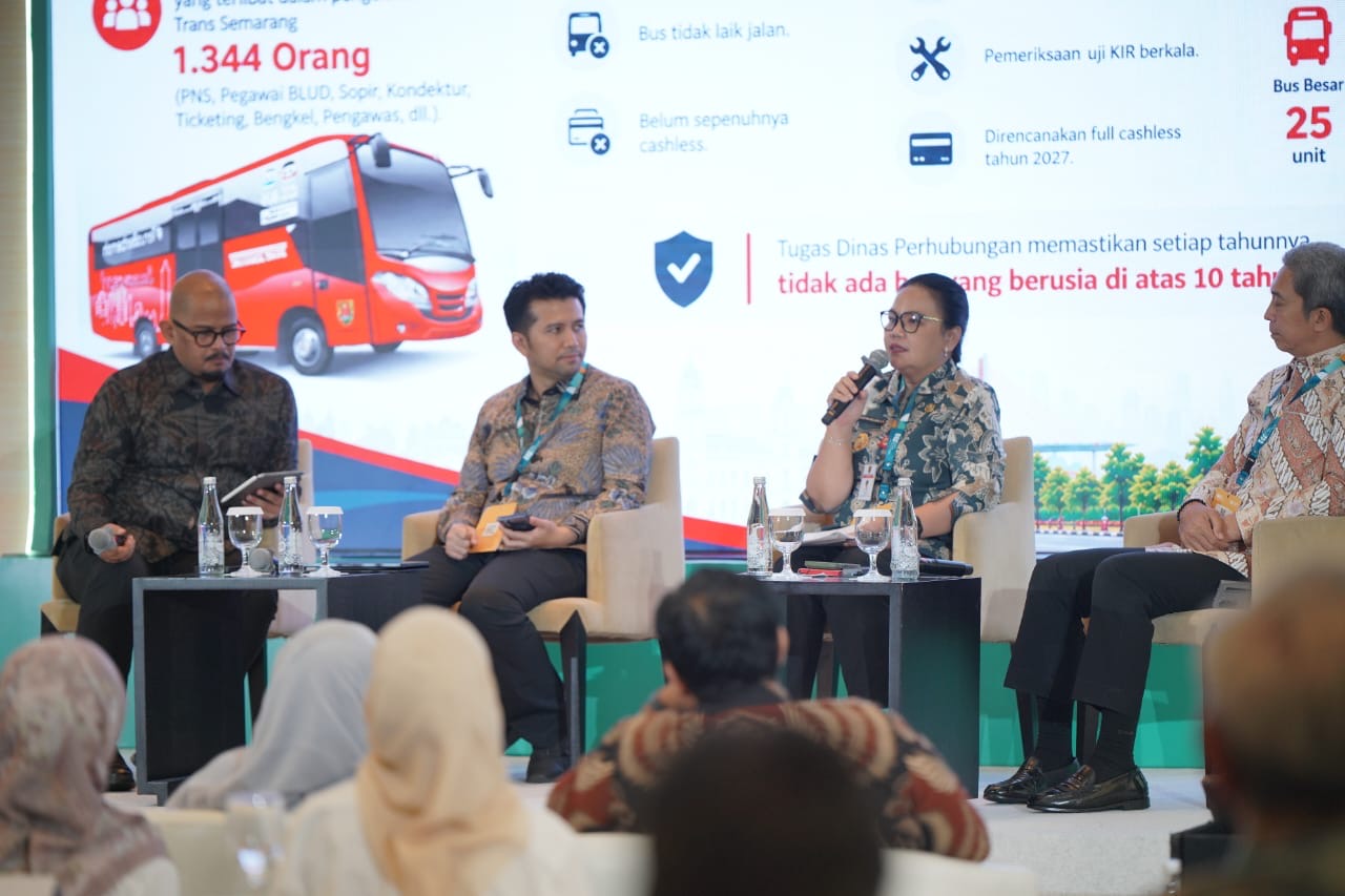 Wali Kota Agustina Wilujeng berkomitmen menjadikan Trans Semarang sebagai transportasi berbasis layanan, bukan bisnis, dengan alokasi 5% APBD dan peremajaan armada.