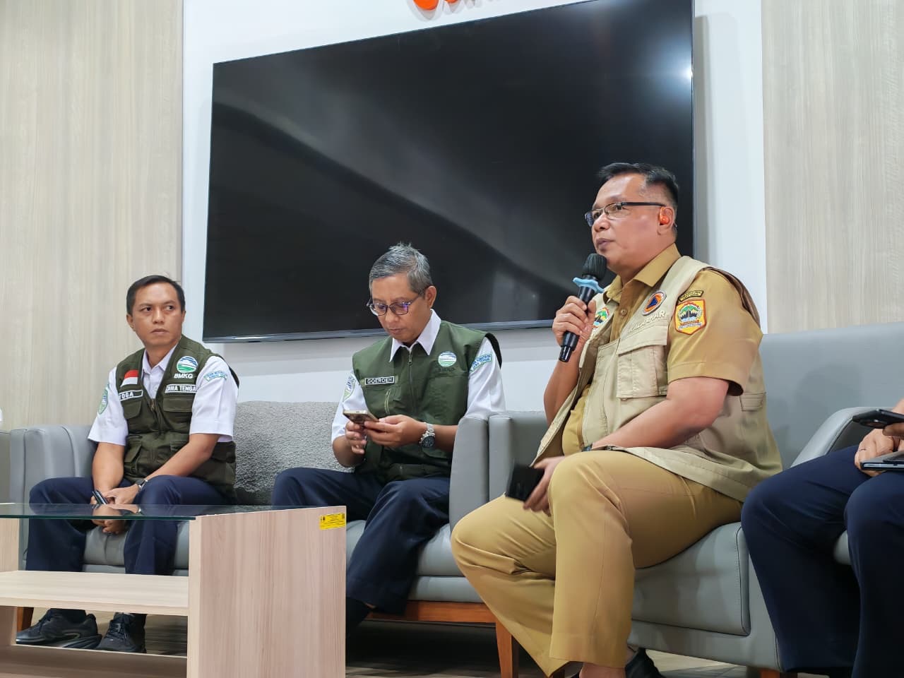 Pemprov Jateng siapkan operasi modifikasi cuaca (OMC) dan water bombing untuk percepat pemadaman kebakaran TPA Putri Cempo Solo.
