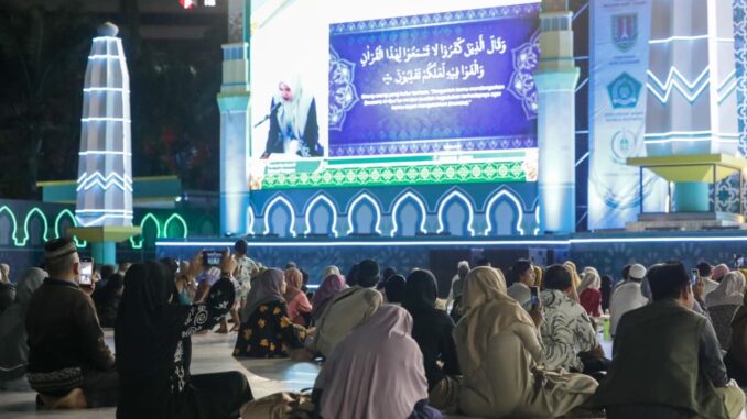 Masyarakat Jawa Tengah antusias menyaksikan perlombaan MTQ Nasional XXXI di Lapangan Simpang Lima Semarang.