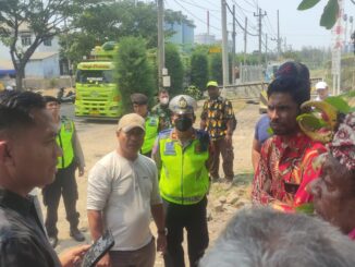 Masyarakat adat Suku Kamoro Papua mendatangi Pelindo Tanjung Emas Semarang untuk mengambil besi bekas hibah Freeport. Akses mereka terhalang aparat dan blok beton.