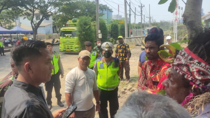 Masyarakat adat Suku Kamoro Papua mendatangi Pelindo Tanjung Emas Semarang untuk mengambil besi bekas hibah Freeport. Akses mereka terhalang aparat dan blok beton.