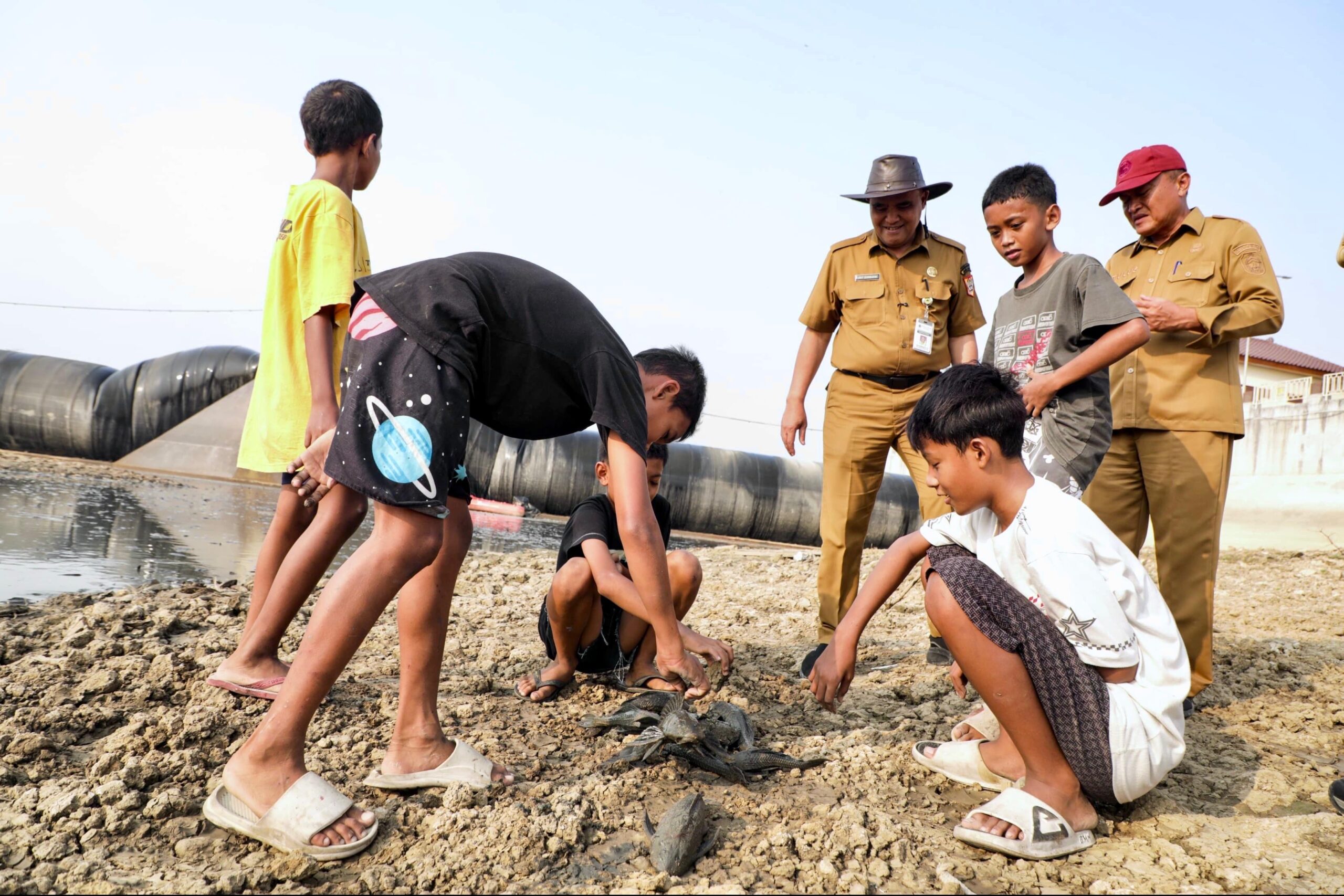 Atasi bau bangkai ikan sapu-sapu di Sungai Juana Pati, Gubernur Jateng Ahmad Luthfi perintahkan pengerahan alat berat untuk mengubur bangkai ikan.