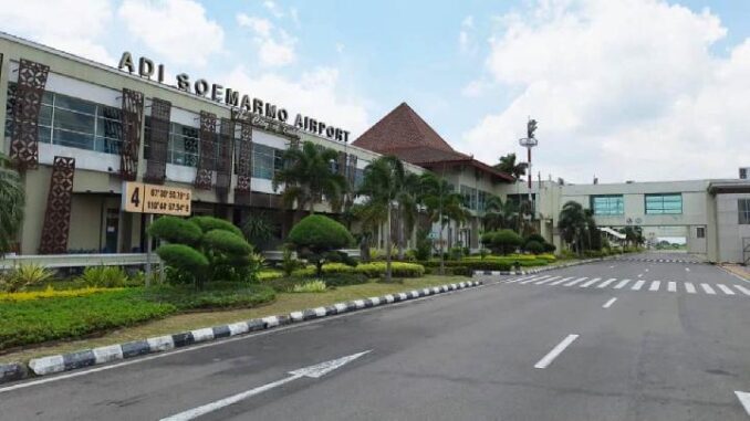 Operasional penerbangan rute Solo-Jakarta via Bandara Adi Soemarmo kembali normal pasca penutupan Bandara Soekarno-Hatta akibat abu vulkanik Gunung Anak Krakatau.
