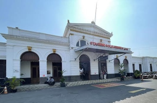Wali Kota Solo Respati Ardi menanggapi polemik warga dengan PT KAI terkait rencana pengembangan Stasiun Jebres. Pemkot Solo siap fasilitasi rusunawa.